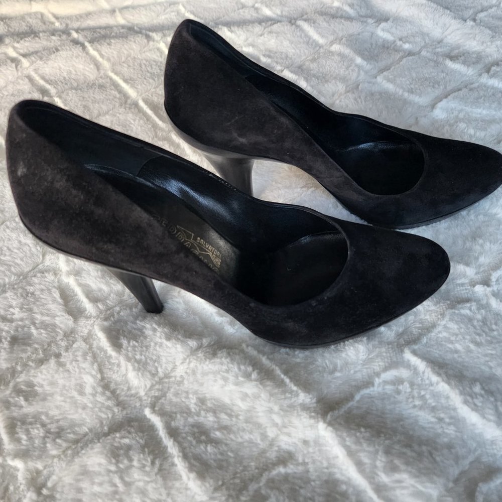 Salvatore Ferragamo Black Suede Pumps Sz 9 - Picture 4 of 10
